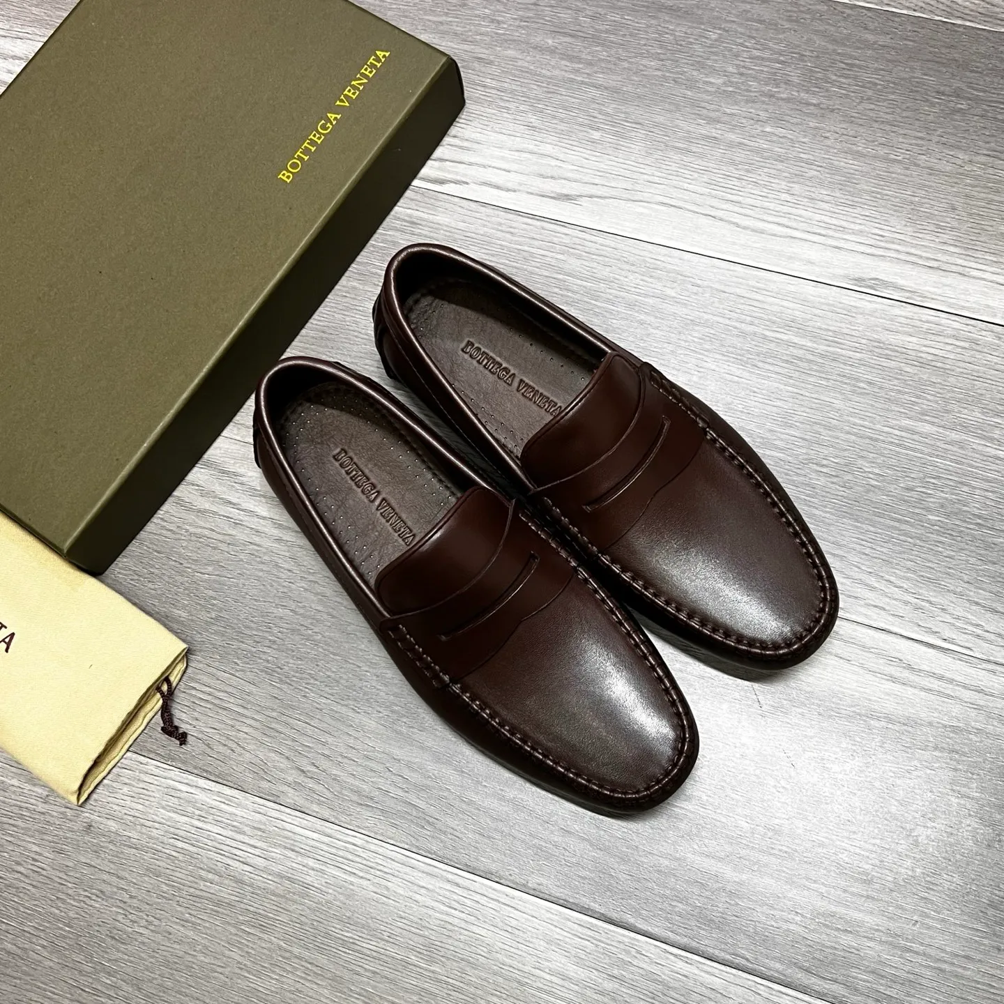 Factory price 480 BV 〰️Purely handmade classic men's beanie shoes👉👉driving shoes, slip-on shoes, made of imported cowhide from Italy, 💕water-dyed cowhide lining, 🔊original outsole, waterproof platform design, comfortable on the feet. A good choice for traveling and driving, two colors available, code number: 38-44, (45 can be customized)